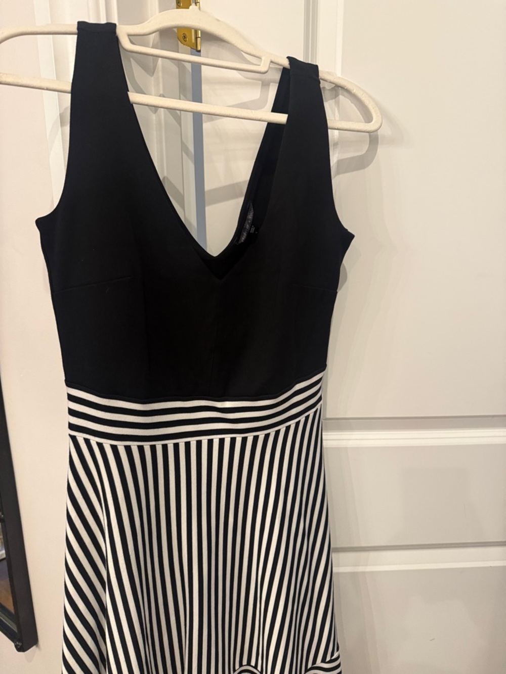 Felicity & Coco Black and White V-Neck Striped Midi Dress size Large - Picture 4 of 5